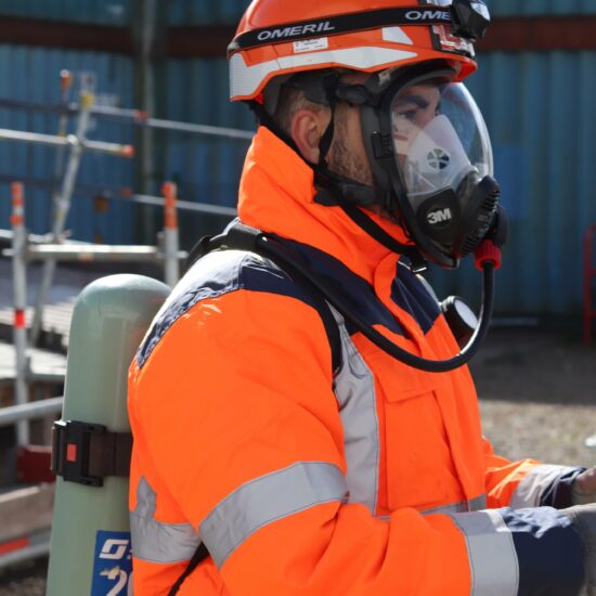 Personnel portant un équipement de protection des voies respiratoires